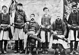 1917: Οικογένεια Βρύζα Στέργιου του Γεωργίου Λυγαριά Σερρών. 'Αντρες με τα σλιάφια.